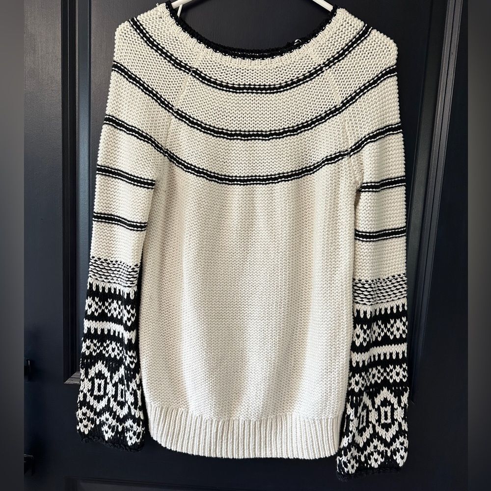 G H Bass Co women's sweater black and white Flared sleeve with pattern detail
